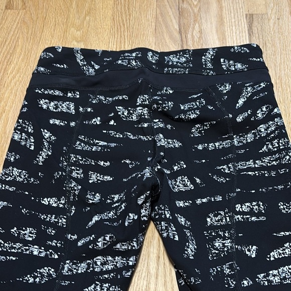 Lululemon Inspire Tight II Graf Black White / Black Athletic Legging circa 2016 - Picture 10 of 10